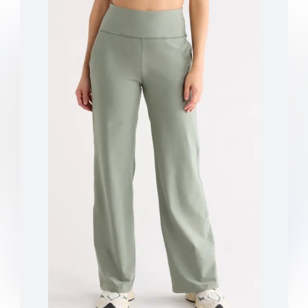Beyond Yoga green wide leg pull on pant size large stretch with pockets